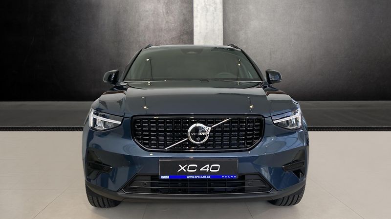 Volvo XC40 (2026) PLUS DARK, B4 FWD, 145+10 kW / - fotka 2 z 14