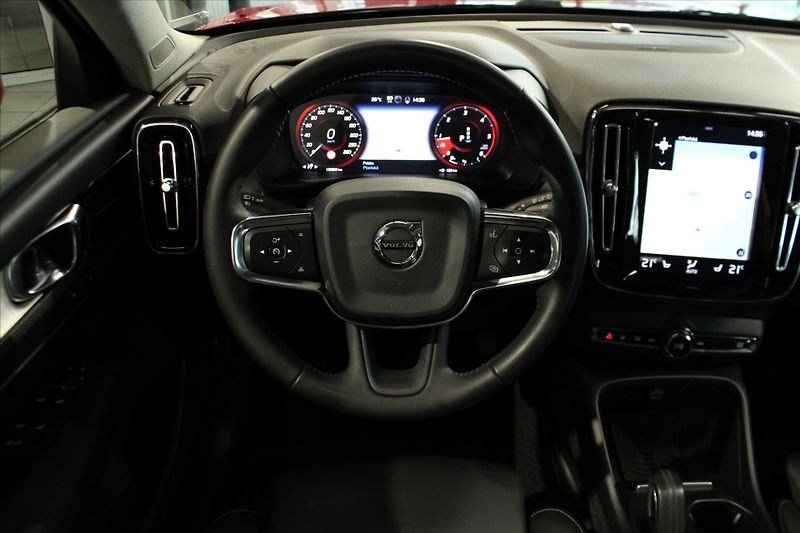 Volvo XC40 D4 AWD Momentum PilotAs/360°/P - fotka 16 z 32