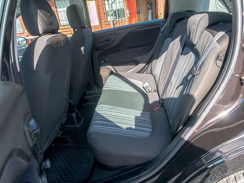 Fiat Punto Evo (2011) 1.4i 55KW – PO VELKÉ SERVISU - fotka 30 z 39