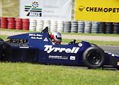 Tim Mathews řídí na trati Autodromu Most Tyrrell Ford 012-6, do kterého kdysi usedal Martin Brundle.