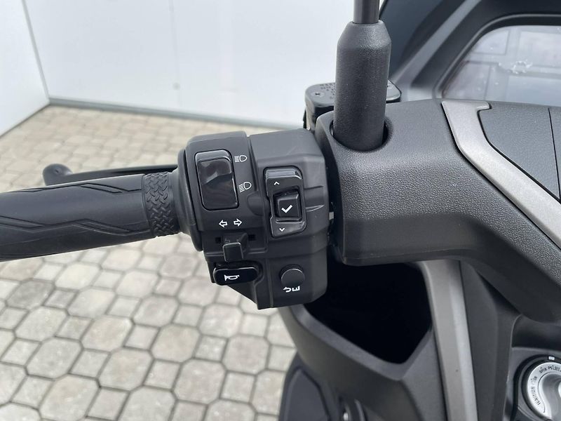 Yamaha (2026) NMAX 125 Tech Max EU5+ - fotka 9 z 10