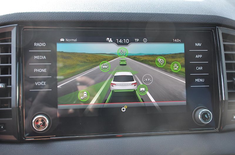 Škoda Karoq 2.0TSi 140kW 4x4 dsg SportLine - fotka 18 z 21