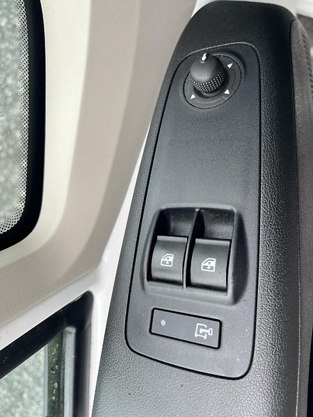 Peugeot Boxer (2020) 2.0 HDI ČR 1 MAJ WEBASTO SPANÍ - fotka 12 z 21