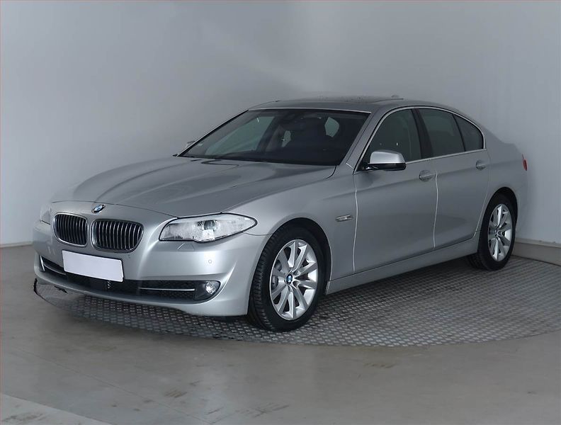 BMW Řada 5 (2013) Modern Line 530d xDrive, 4X4 - fotka 2 z 23