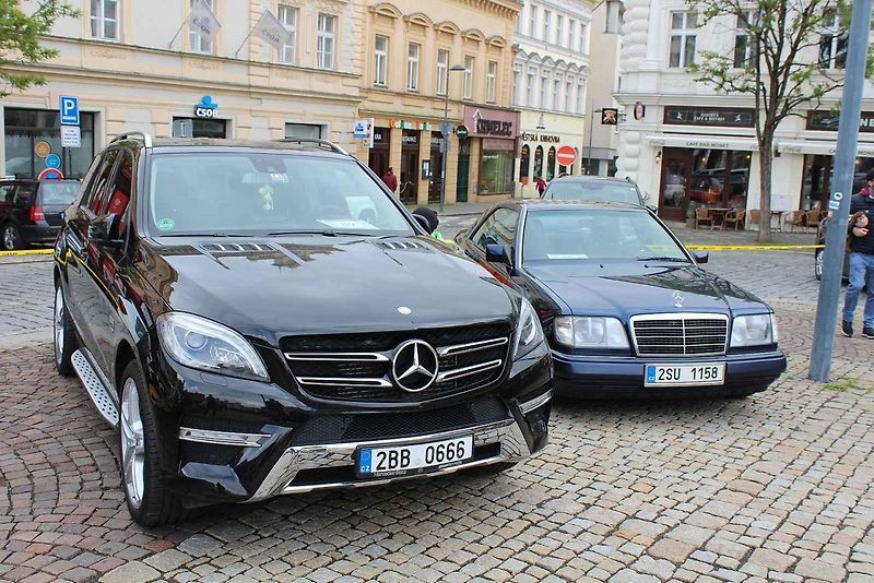 Sraz vozů značky Mercedes na Karlově náměstí v Kolíně.