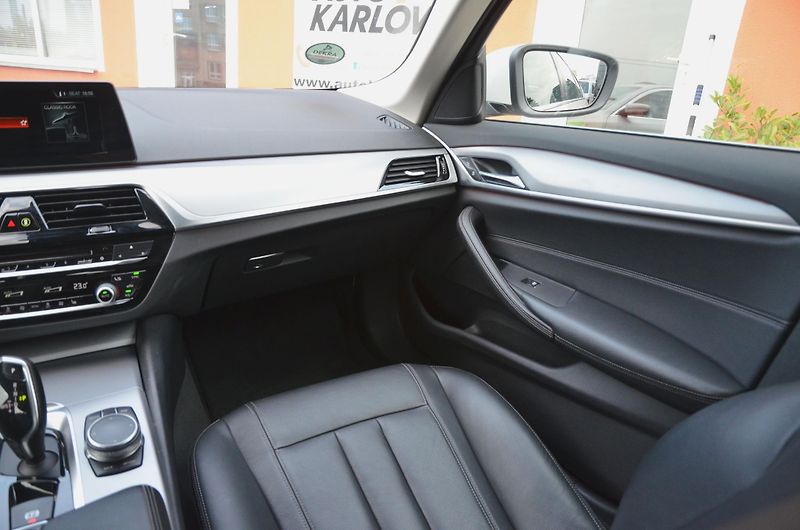 BMW Řada 5 (2017) 520d xDrive 140kW / ČR / DPH  - fotka 21 z 36