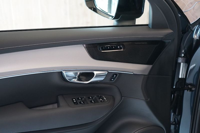 Volvo XC90 B5 PLUS Black Edition, 360° - fotka 22 z 48