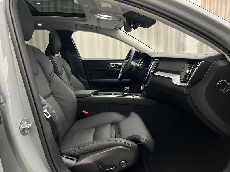 Volvo V60 B4 PLUS DARK AUT 1.maj. - fotka 19 z 47