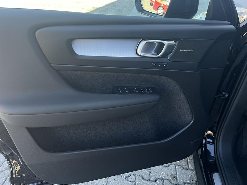Volvo XC40 B3 FWD BE // 360 // kola - fotka 11 z 51