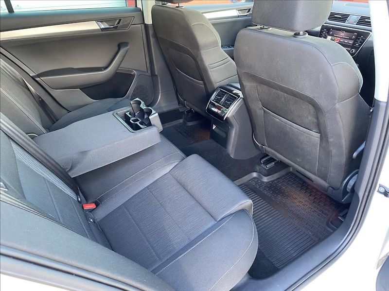Škoda Superb 2,0 TDi  Executive / DSG / NAV - fotka 20 z 39