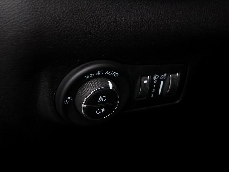 Jeep Compass 1,3 MultiAir 96kW Night Eagle - fotka 17 z 40