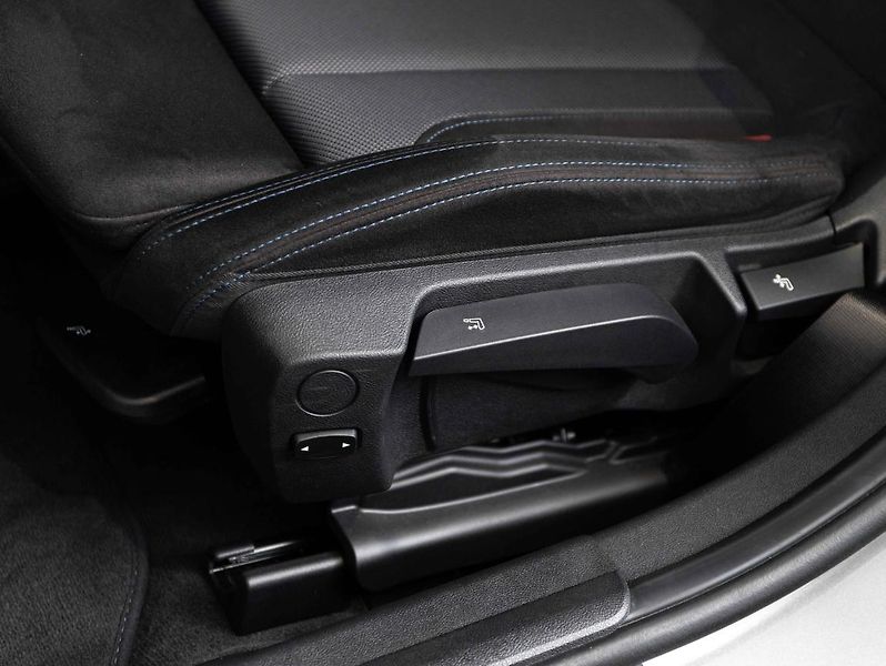 BMW Řada 3 330i xDrive Touring - fotka 20 z 21