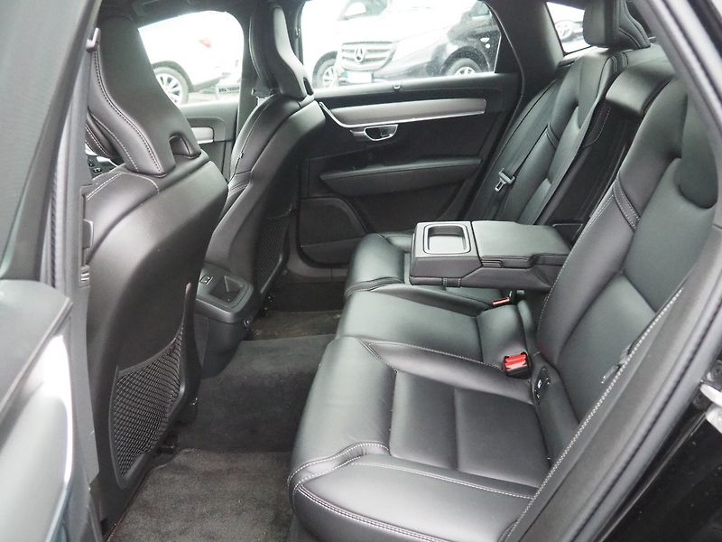 Volvo S90 (2021) B5, AWD, Inscription, 173 kW - fotka 12 z 37