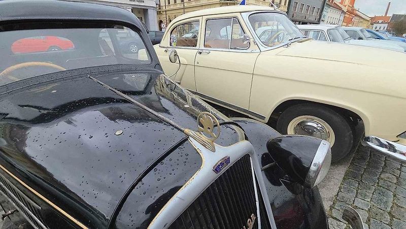 Z jedenáctého ročníku srazu autoveteránů na Husově náměstí v Rakovníku. Foto: Karel Fiala
