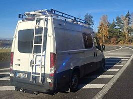 Speciální policejní auto v akci na vysočinské dálnici D1.