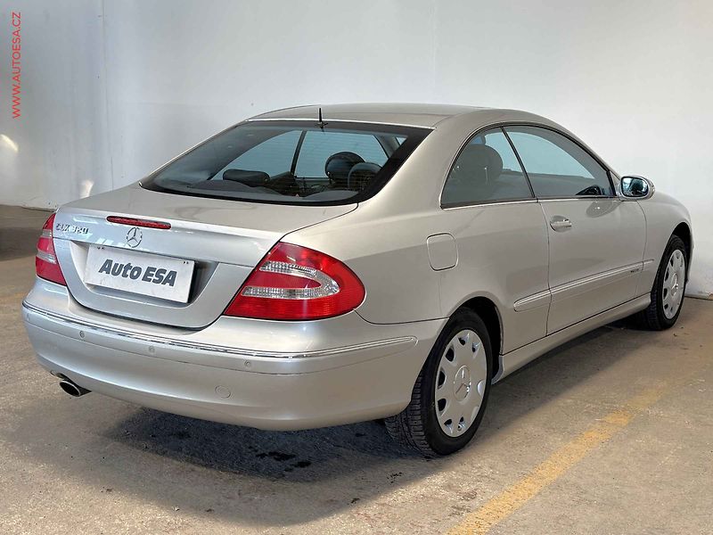 Mercedes-Benz CLK (2002) 3.2 i 320, AT, xenon, navi - fotka 4 z 14