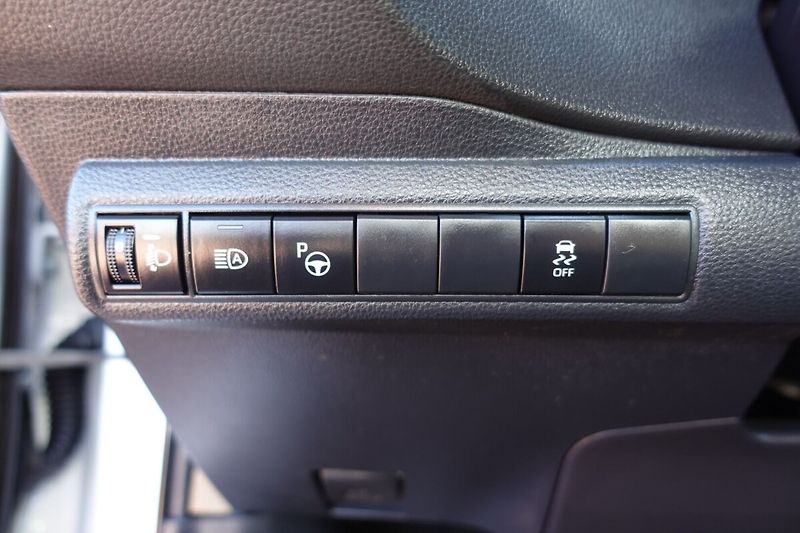 Toyota Corolla 2.0HSD e-CVT Comfort Tech - fotka 19 z 30