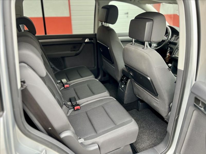 Volkswagen Touran 1,6 TDi  NAVI / kamera / ALU - fotka 16 z 44