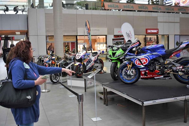 V OC Nová Karolina začala v sobou 1. dubna výstava motorek – Krásky na cestách.