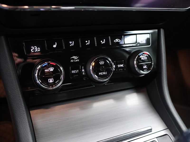 Škoda Superb 2,0 TDI 140kW DSG Style LED - fotka 24 z 34