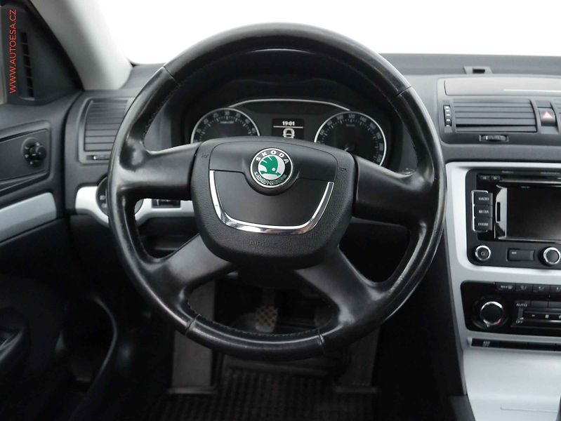 Škoda Octavia (2010) 2.0TDi, AC, tempo, park.čidla - fotka 13 z 15