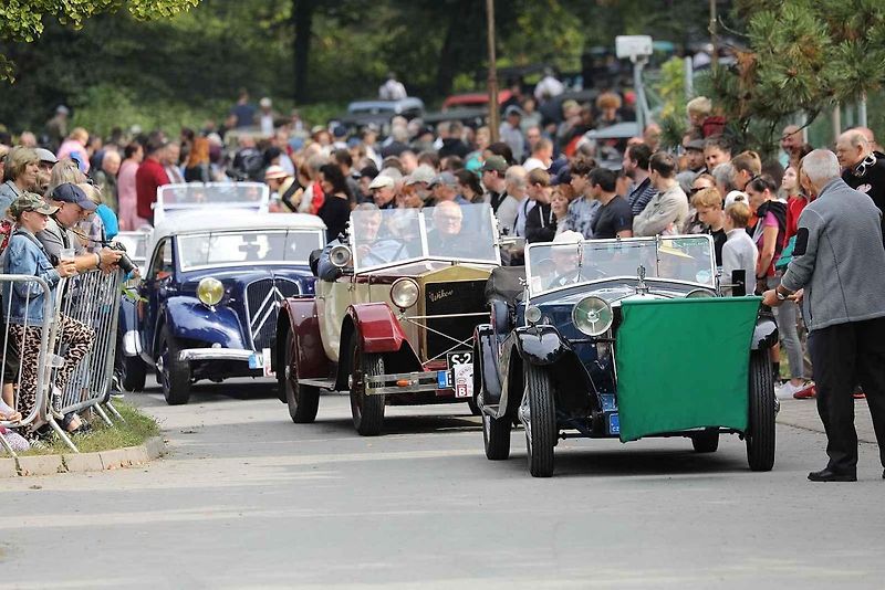 Na akci Jízda do vrchu a výstava historických vozidel se představilo na tři sta automobilů a motocyklů.