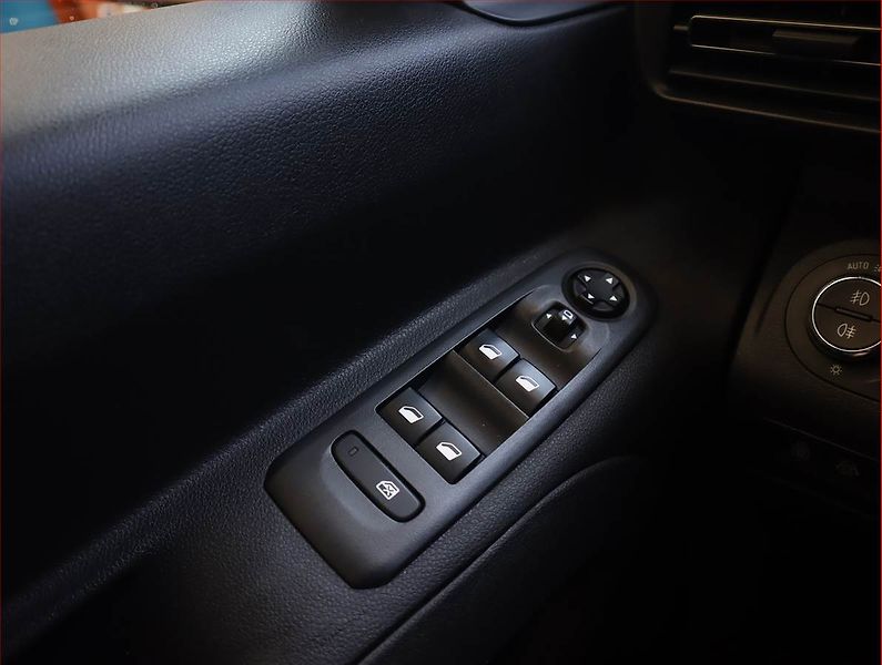 Opel Combo (2021) Maxi Elegance 1.2 Turbo, 5Míst - fotka 19 z 21