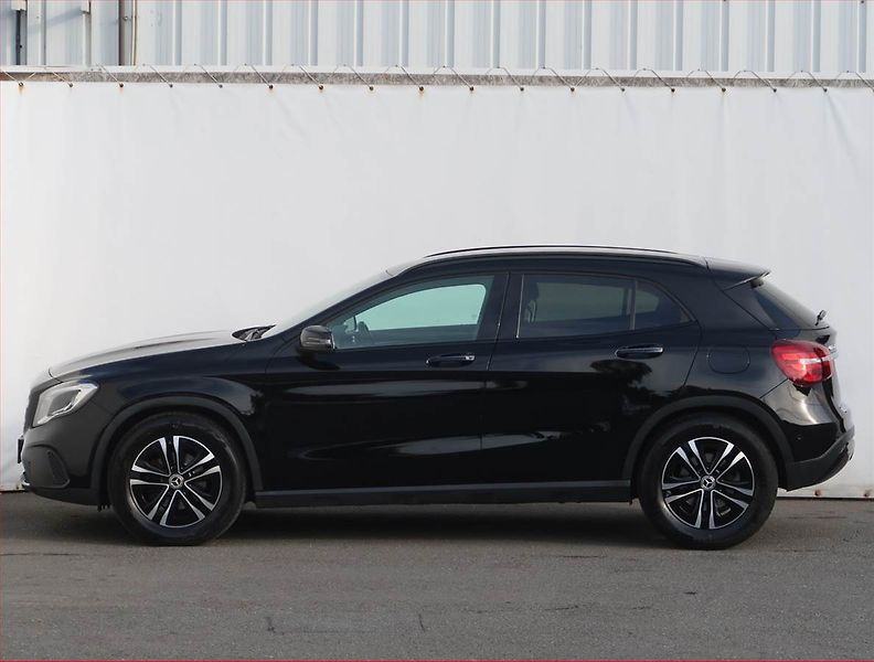 Mercedes-Benz GLA (2017) 220 d 4MATIC, 4X4 - fotka 3 z 25