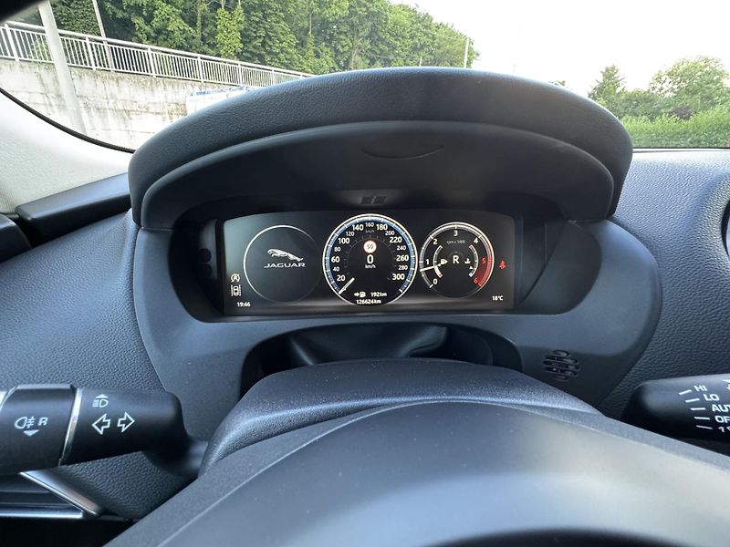 Jaguar F-Pace (2017) 2.0D, 132 kW - fotka 11 z 21
