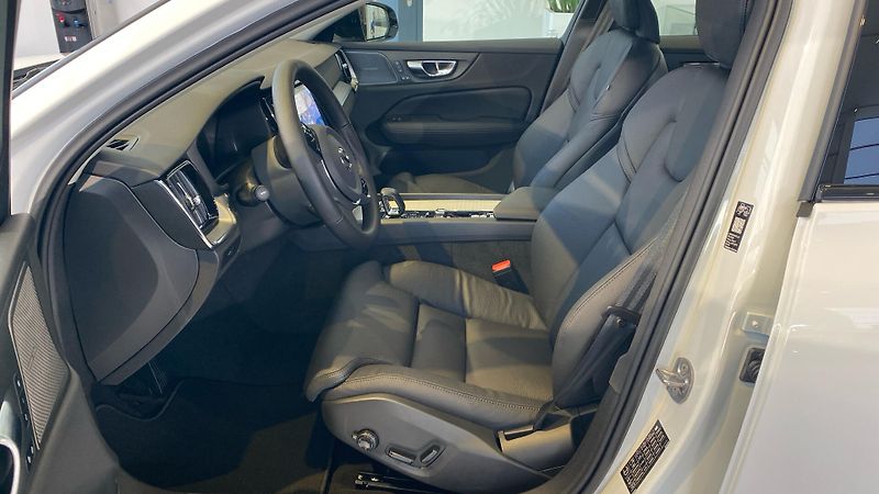 Volvo V60 (2026) PLUS DARK, B4, 145+10 kW / 197 - fotka 8 z 14