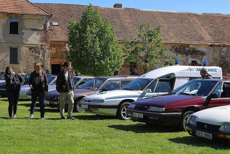 Jarní koulení - sraz automobilů a příznivců značky Citroën na zámku ve Svojšíně na Tachovsku.