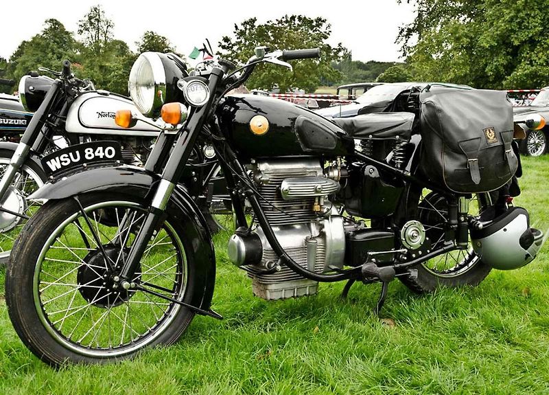Motocykl Sunbeam S7 De Luxe z roku 1950 na akci Hebden Bridge Vintage Weekend v roce 2012.