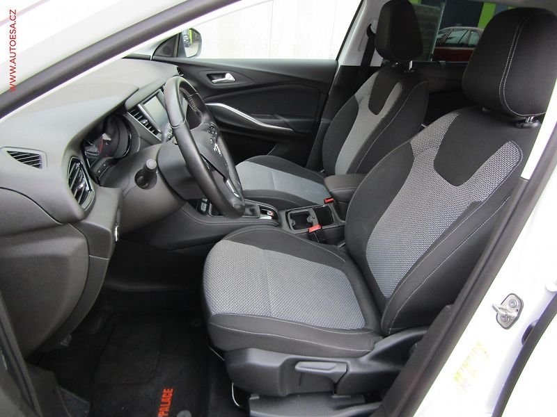 Opel Grandland X (2018) 1.2 PT, ČR, Edition - fotka 9 z 20