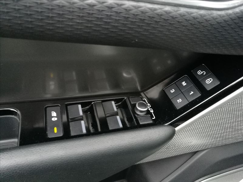 Land Rover Range Rover Velar 3,0 D300 SE - fotka 13 z 22