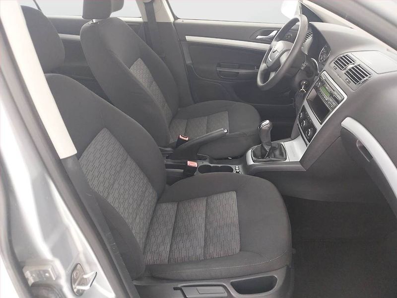 Škoda Octavia (2011) Ambiente 1.6 TDI, Serv.kniha - fotka 9 z 15