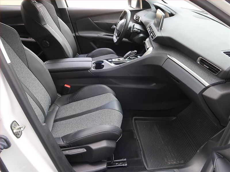 Peugeot 3008 (2019) Allure 1.2 PureTech, Automat - fotka 9 z 18