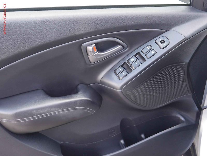 Hyundai ix35 (2014) 1.6i, AC, výhřev sed - fotka 14 z 16