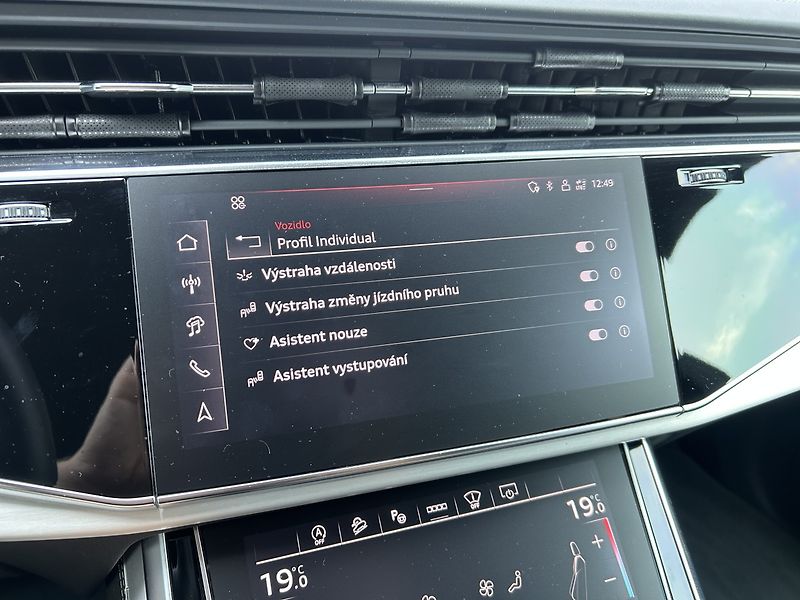 Audi Q8 50 TDI quattro ZÁRUKA - fotka 18 z 35