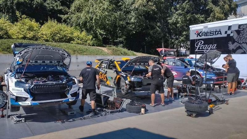 V rámci přípravy na víkendový 53. ročník Barum Czech Rally Zlín absolvovala třicítka pilotů úterní test na trati Ludkovice - Biskupice.