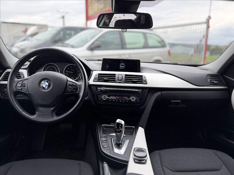 BMW Řada 3 335i xDrive REZERVOVÁNO - fotka 23 z 31