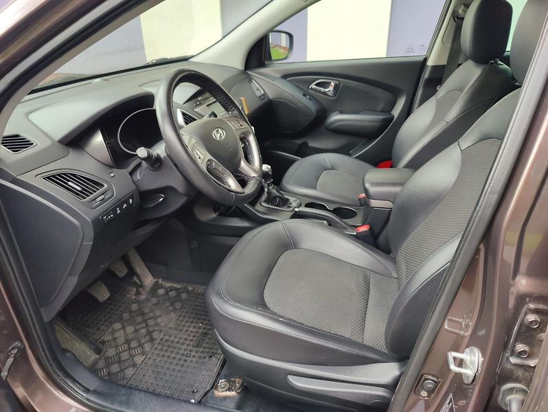 Hyundai ix35 2,0 CRDi 4WD + pneu  - fotka 10 z 25