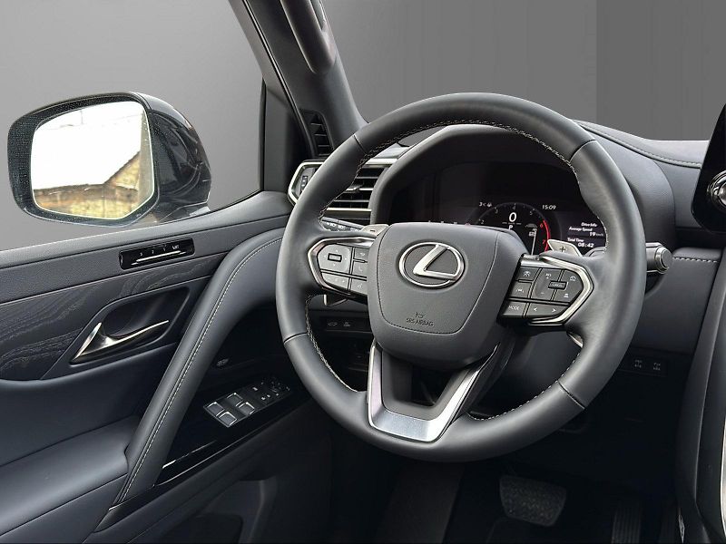 Lexus LX 700h (2025) OVERTRAIL+  - fotka 12 z 24