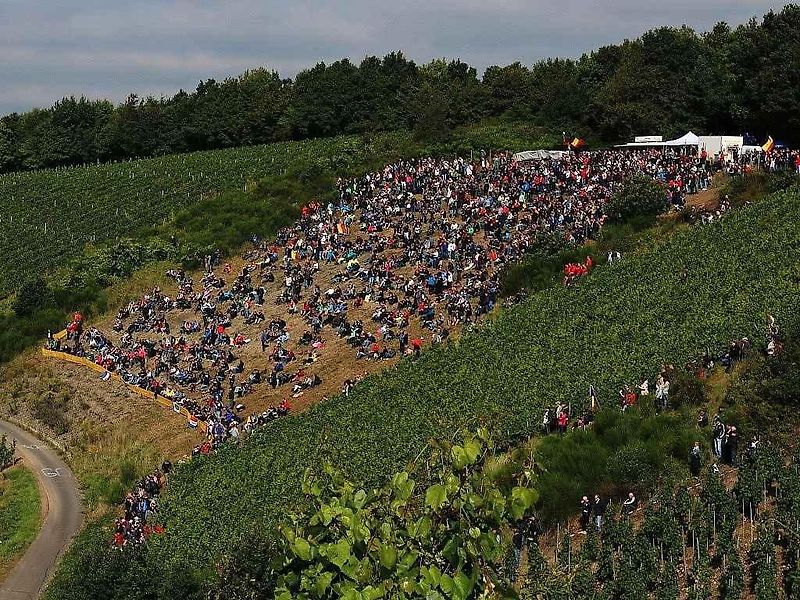 Nejprve do takzvané media zóny, kde se na závodníky vrhnou novináři, fotografové a kameramani. Jako v pátek večer na Latvalu, který v tu dobu v soutěži vedl.