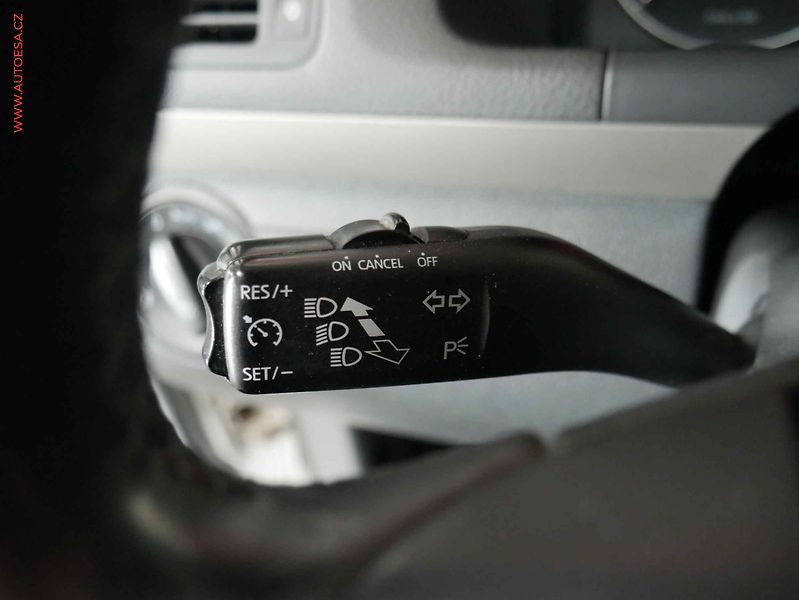 Volkswagen Touran (2009) 1.9 TDI - fotka 14 z 19