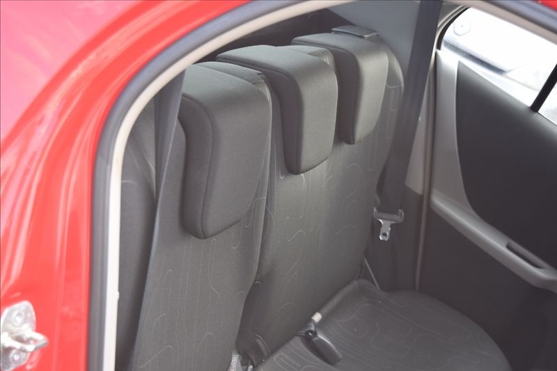 Toyota Yaris 1,0 i 51KW ZAD. PARK. SENZORY - fotka 38 z 40