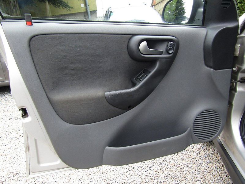 Opel Corsa (2002) GSi 1.8 16VC 92kW - fotka 18 z 38