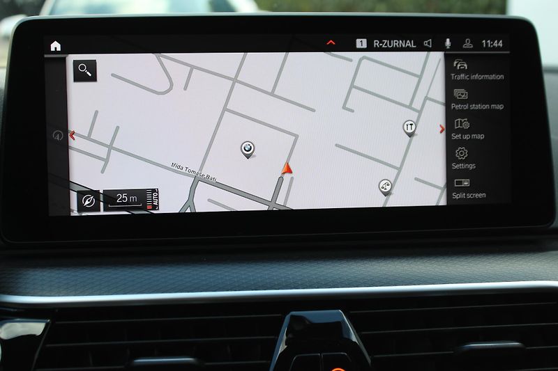 BMW Řada 5 540i xDrive - fotka 17 z 28