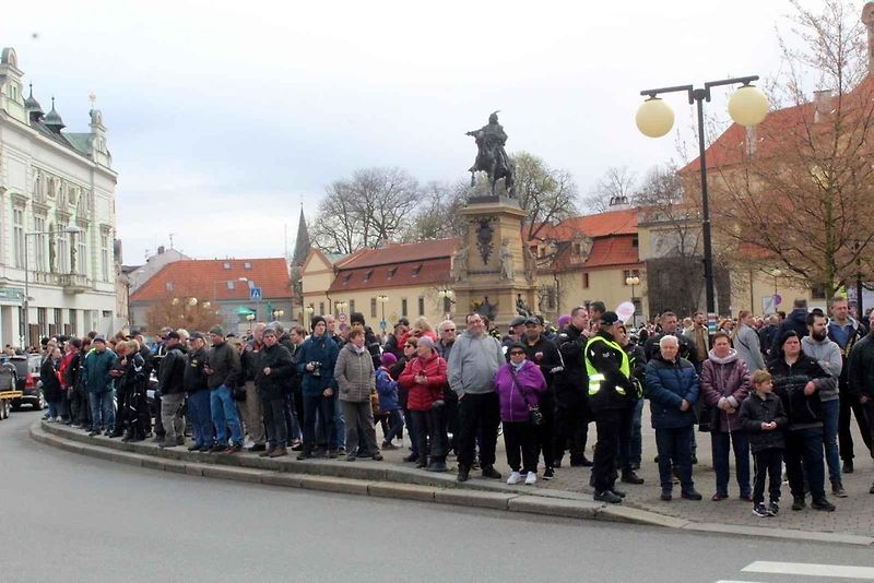 Z příjezdu spanilé jízdy motocyklů do Poděbrad.