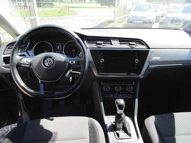 Volkswagen Touran 1,5TSI-110KW-7-MÍSTNÝ-NOVÁ STK - fotka 15 z 28