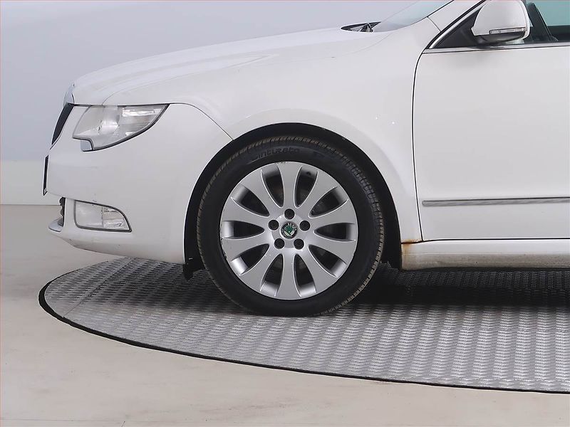 Škoda Superb (2012) Elegance 2.0 TDI, Navi, Xenony - fotka 15 z 21